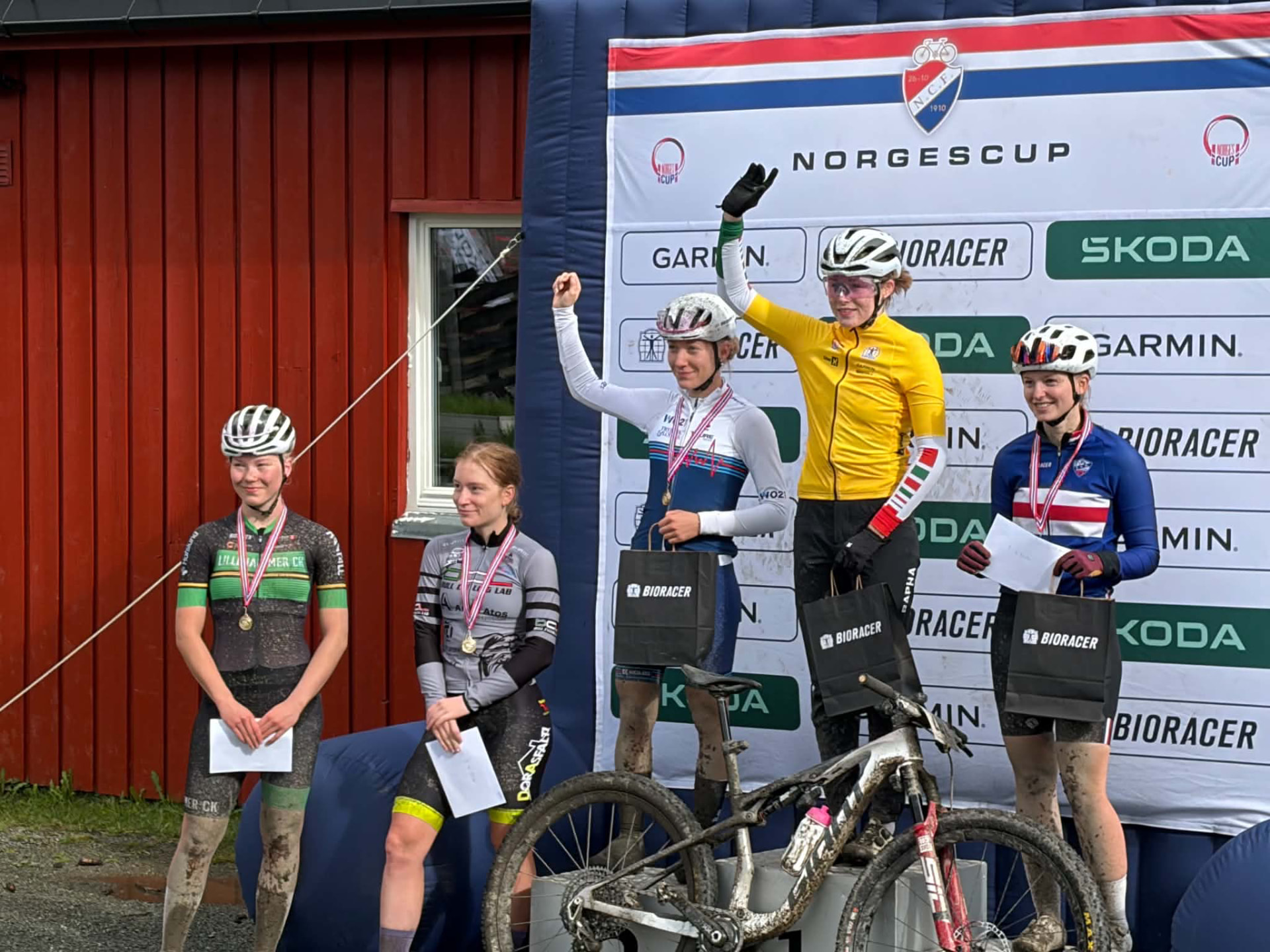 Pallseremoni fra Norgescup med flere løpere, deriblant BSK-løperen til høyre