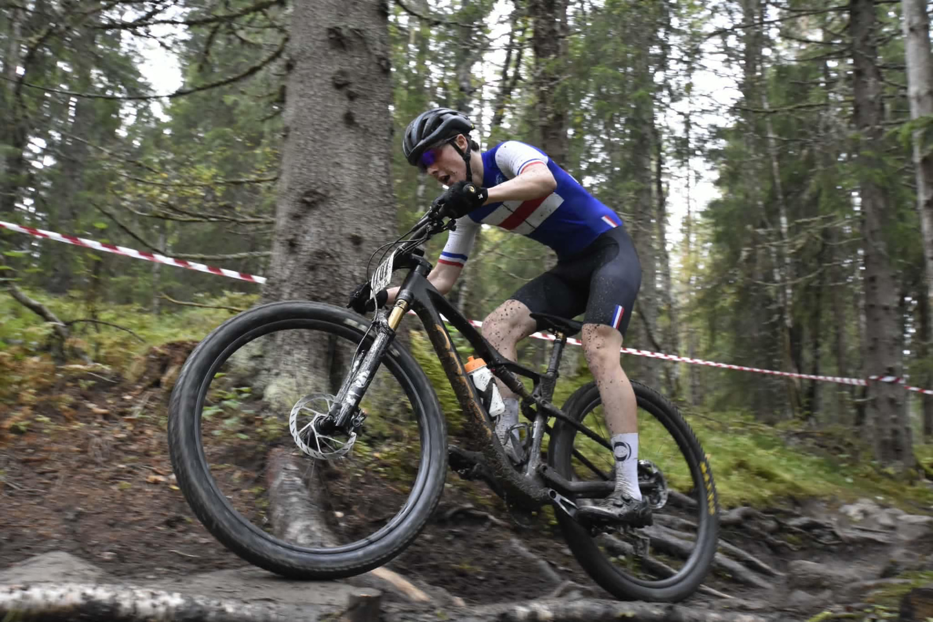 BSK-løper i fokusert nedkjøring på den tekniske skogsloypa under Norgescup