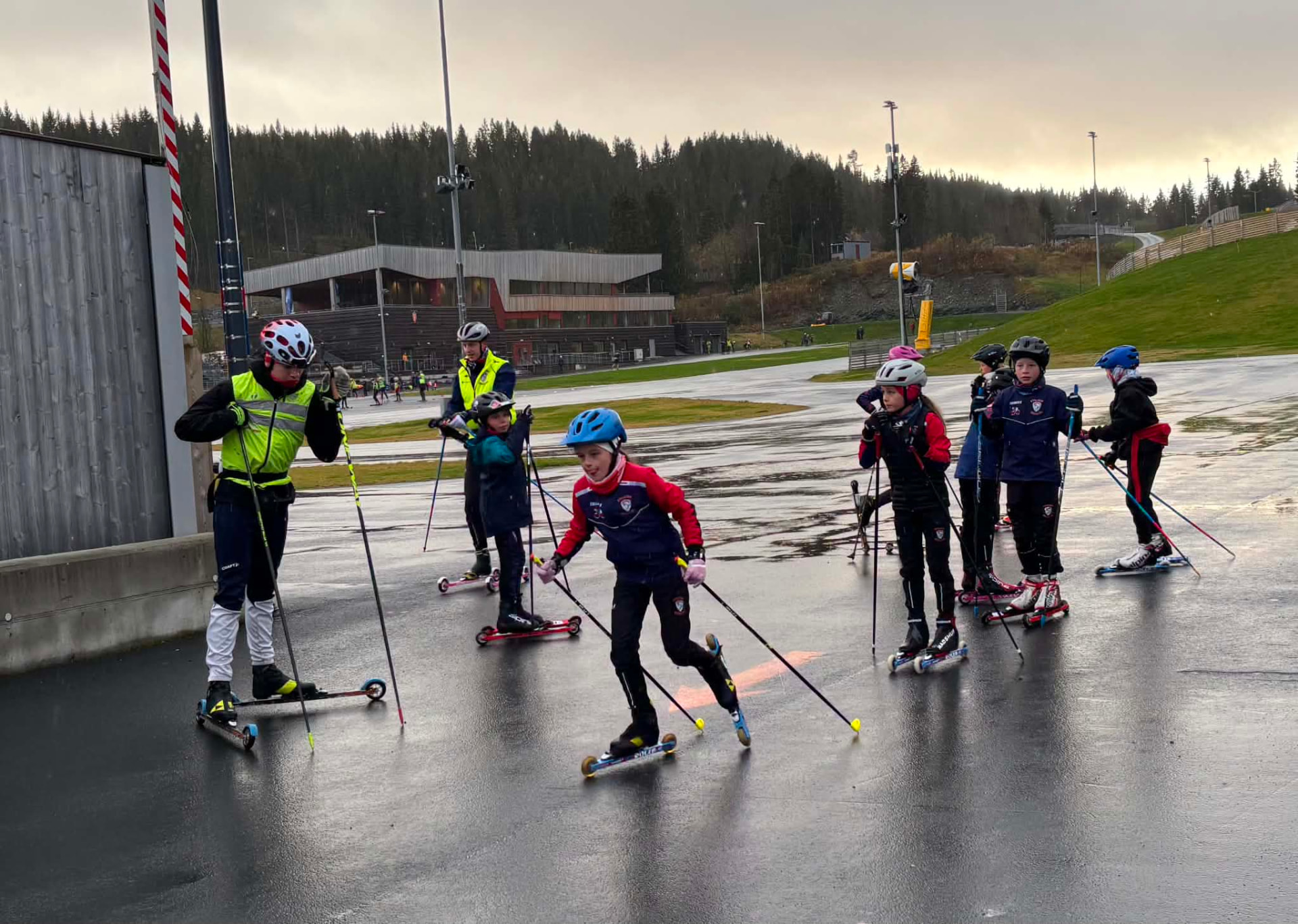 Ivrige barn og trenere på rulleski i Granåsen