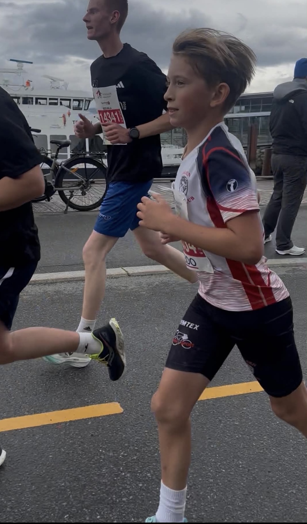 BSK-løper i klubbdress i spurt på asfalten under Trondheim Maraton