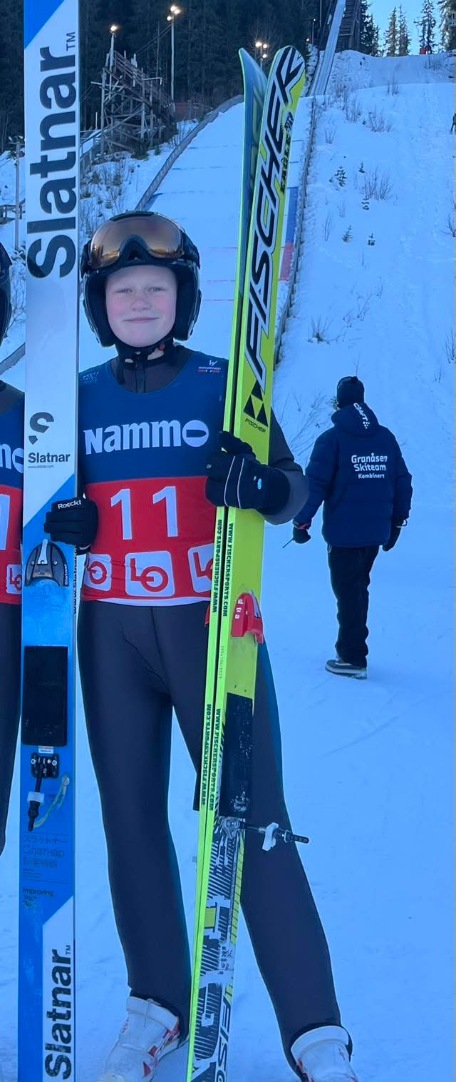 Ung BSK-hopper med ski i hoppbakken