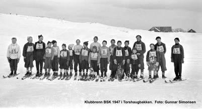 Deltakere oppstilt på ski under klubbrenn i Torshaugbakken i 1947