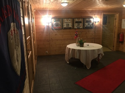 Gang inn til storstua med bilder på veggen