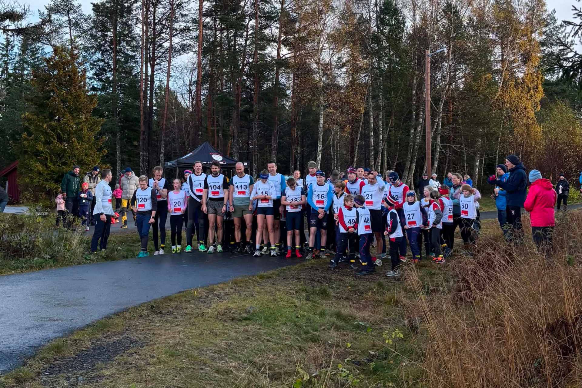Barn og voksne med startnummer klare til klubbmesterskapet i terrengløp