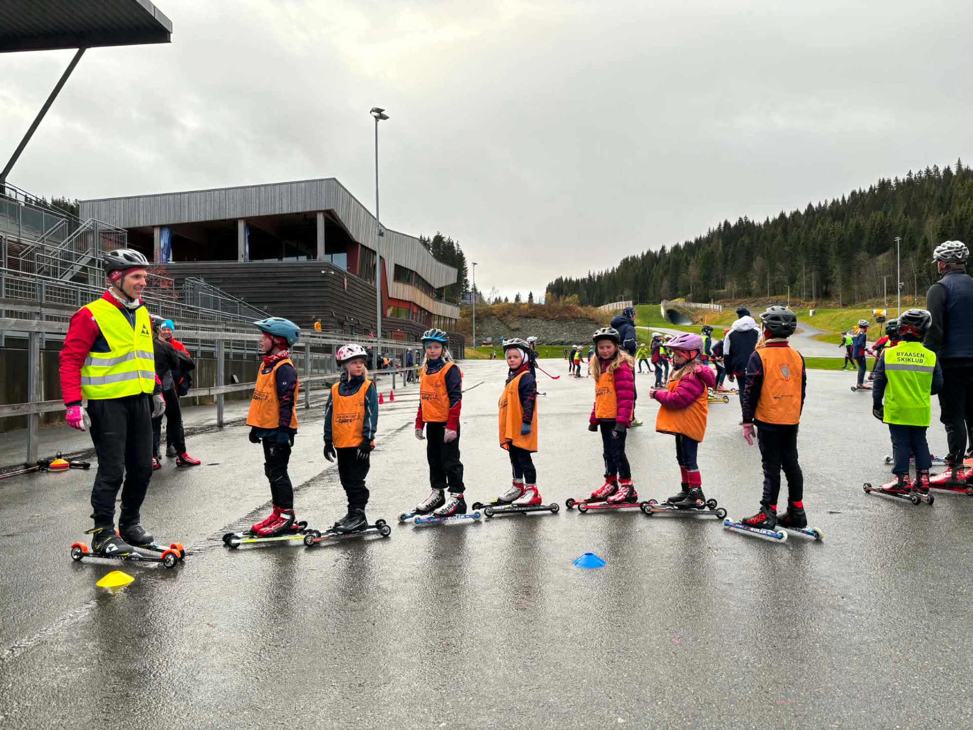 De yngste på rulleski med trenere og kjegler i Granåsen