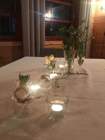 Bord pyntet med tulipaner og telys