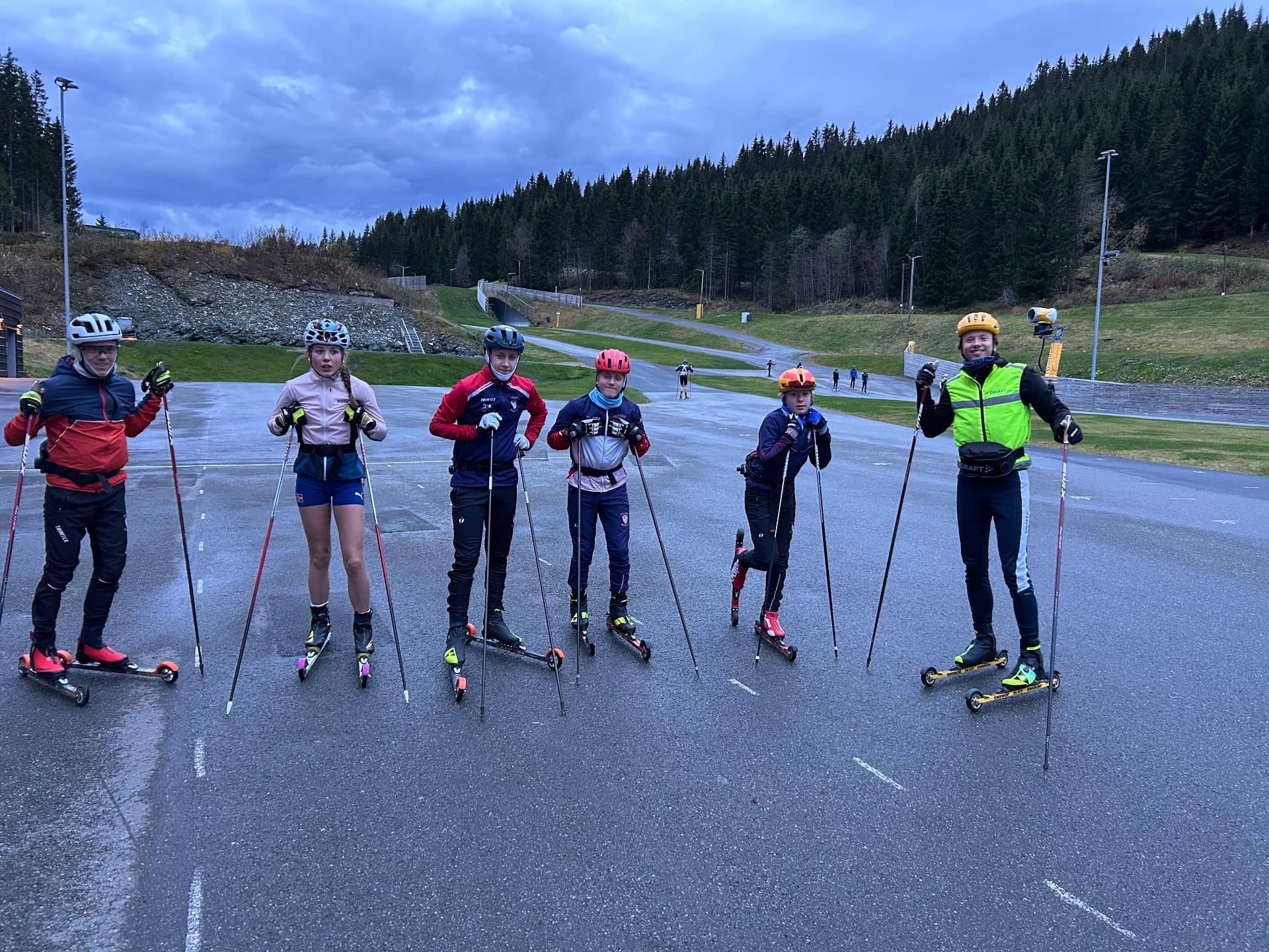 Ungdomsgruppa på rulleski på rulleskiarenaen i Granåsen foran intervalltrening