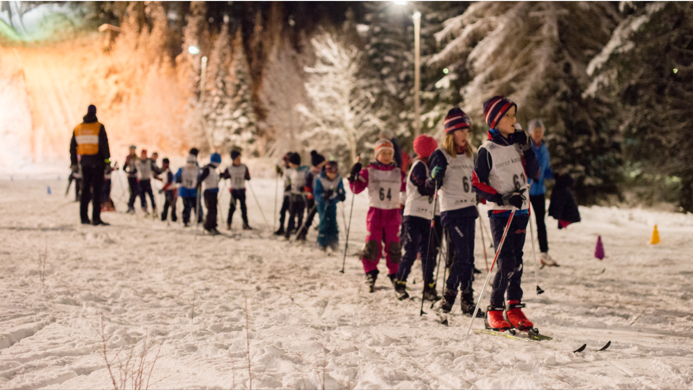 Barn på ski under skileik ved BSK-hytta