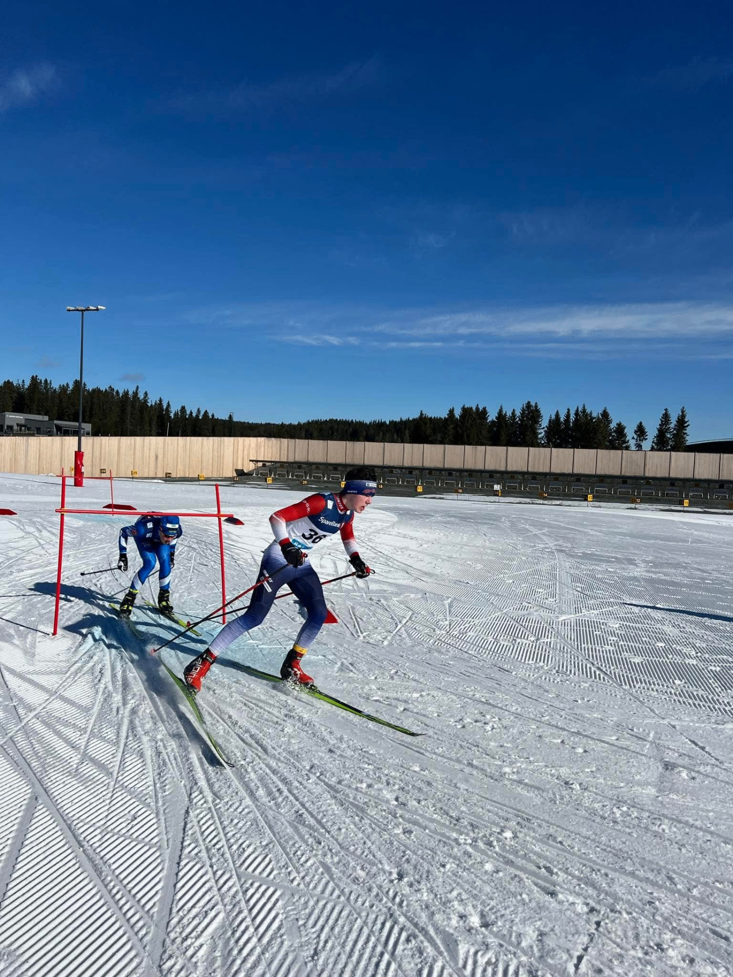 BSK-utøver i konkurranse på langrennsski
