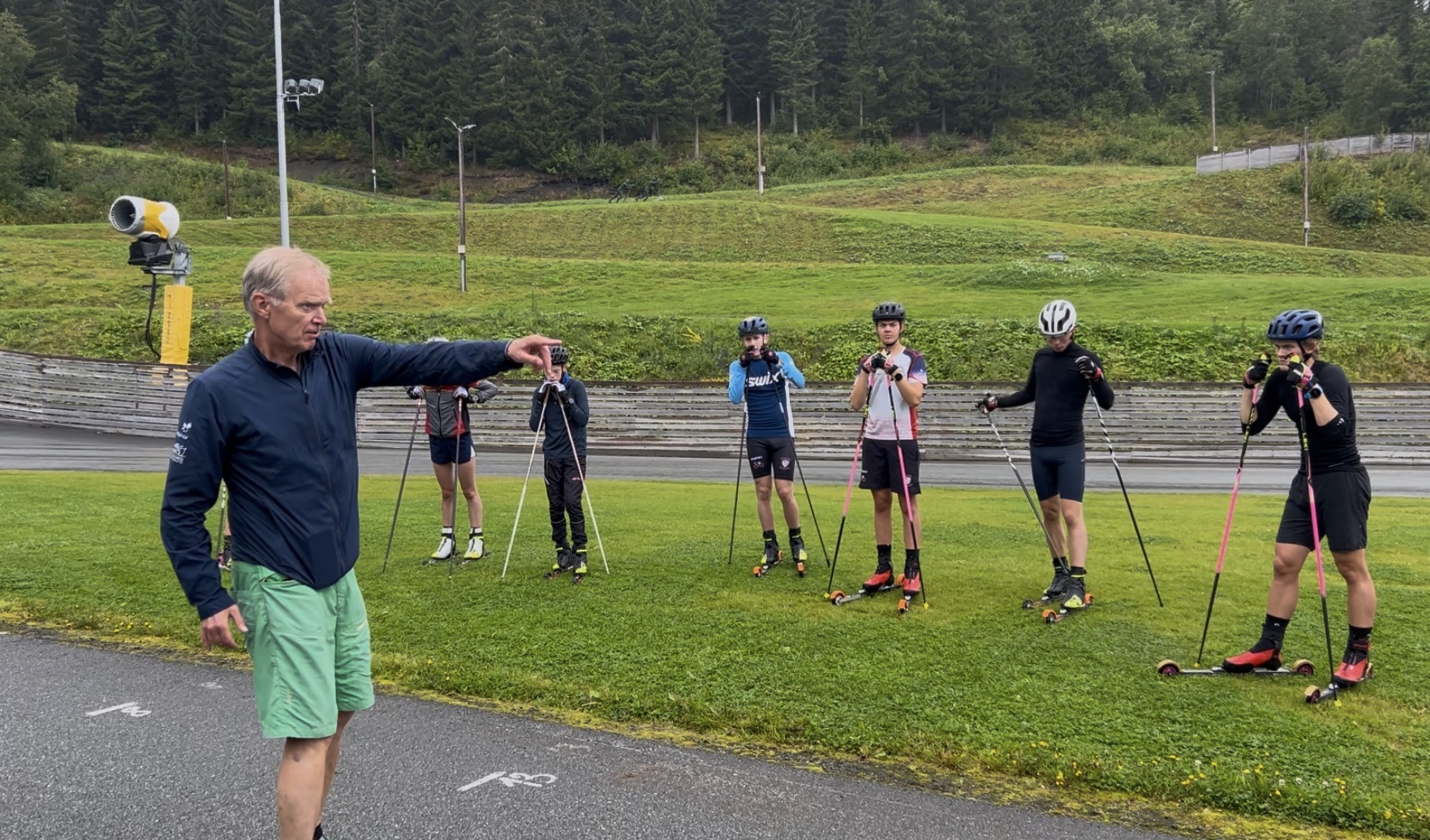 Audun Svartdal observerer BSK-ungdommene under teknikkøkt i Granåsen