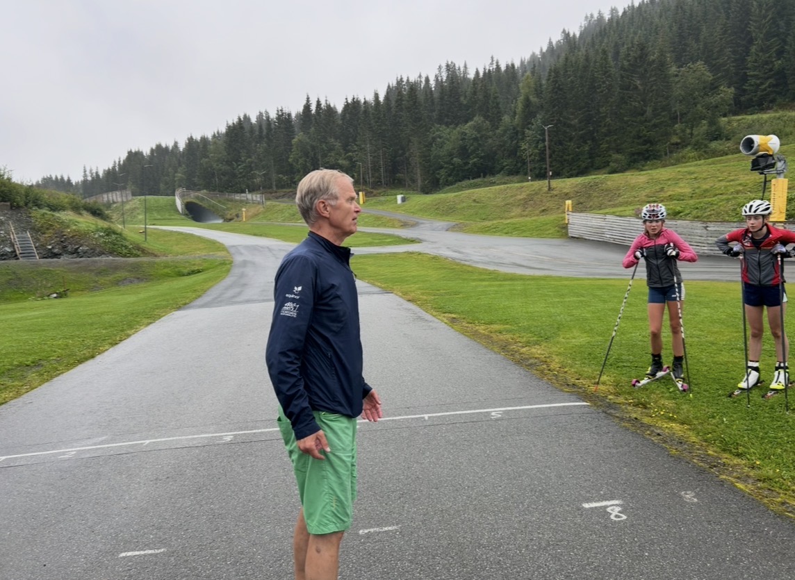 Audun Svartdal instruerer gruppen på rulleski i Granåsen