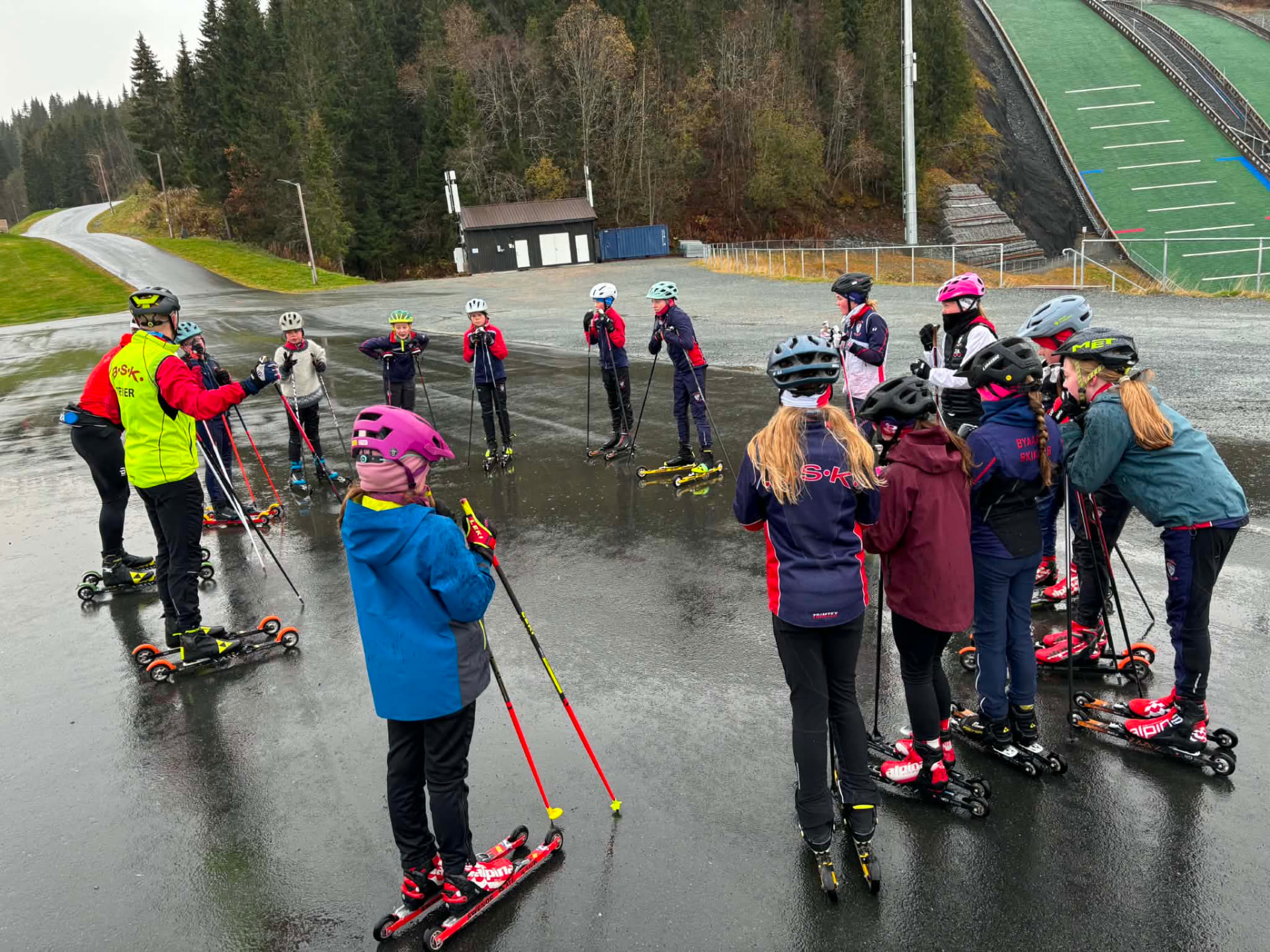 Rulleskigruppa samlet rundt en trener i Granåsen